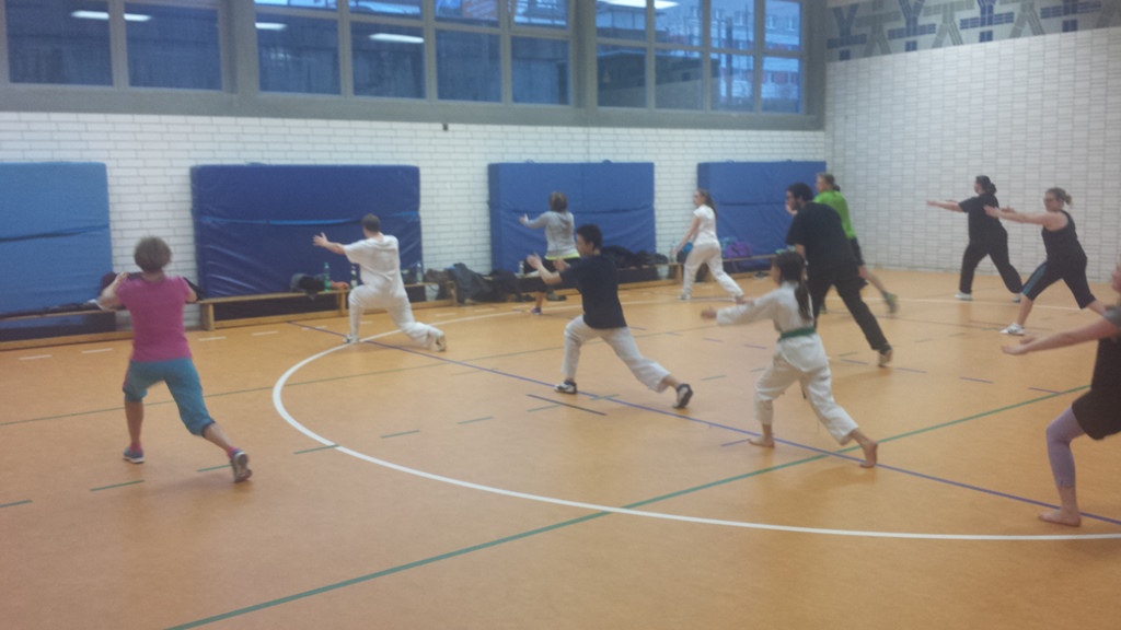 Menschen machen Sport in einer Halle